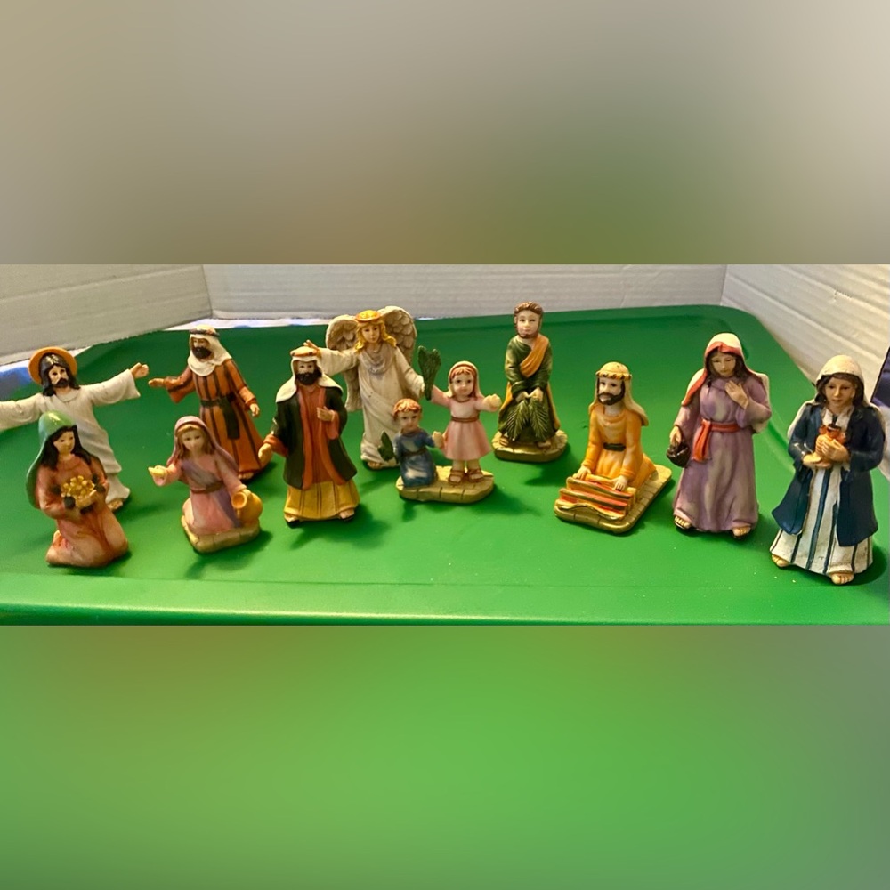 11 piece Nativity figurines
